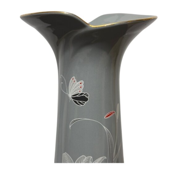 Vtg Japanese Fluted Gray Porcelain Vase with Gold Trim, Lillies and a Butterfly - Picture 4 of 8